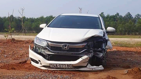 Chiếc xe ô tô bị hư hỏng phần đầu sau khi gây tai nạn (Ảnh: CTV)