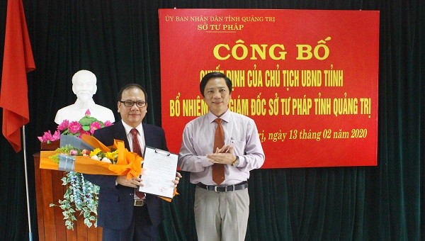 Phó Chủ tịch UBND tỉnh Quảng Trị Hoàng Nam chúc mừng ông Lê Hoài Nam được bổ nhiệm chức vụ mới  