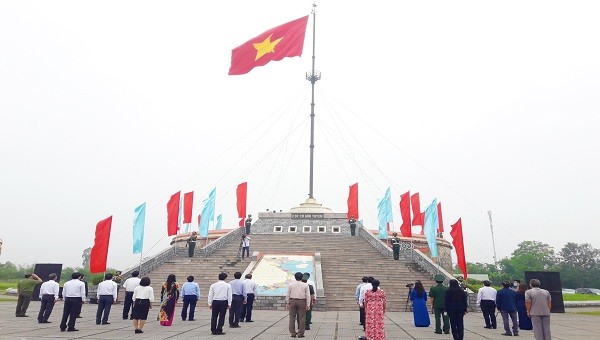 Lá cờ biểu tượng cho niềm tự tôn dân tộc từ từ được kéo lên kỳ đài trong tiếng nhạc trầm hùng