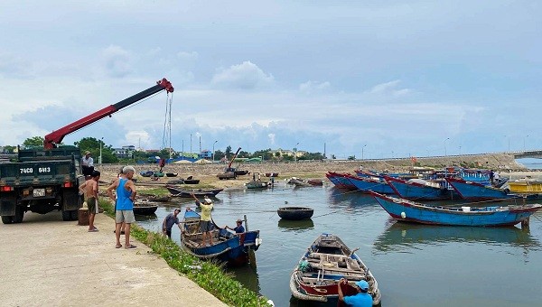 Người dân khẩn trương đưa tàu thuyền vào nơi trú tránh an toàn.