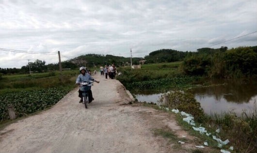 Hà Tĩnh: Hai mẹ con ngã xuống cầu, mẹ bị tử vong