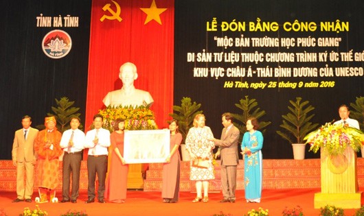 UBND tỉnh Hà Tĩnh đón nhận bằng bằng công nhận “Mộc bản Trường học Phúc Giang”