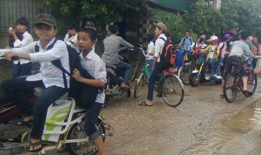 Mưa lũ khiến khoảng 30.000 học sinh ở Hà Tĩnh phải học
