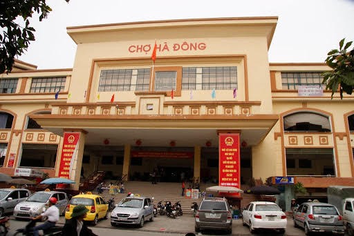 Ban quản lý chợ Hà Đông chỉ đạo bảo vệ cắt khung sắt, phá nhà kho của bà Lan