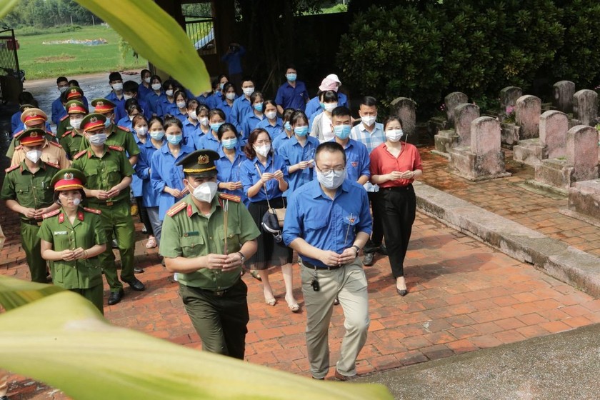 Công an huyện Lạng Giang cùng Đoàn thanh niên, hội viên phụ nữ dâng hương tại Nghĩa trang liệt sĩ xã Xuân Hương. 