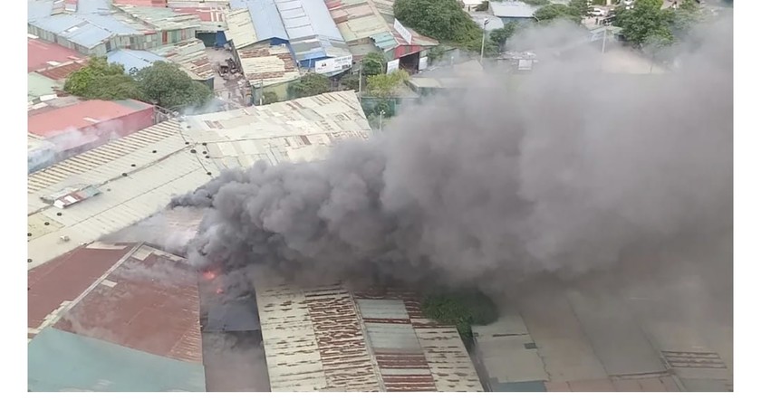 Hình ảnh vụ cháy nhà xưởng không phép mọc trên đất dự án ở Yên Hòa, Cầu Giấy.