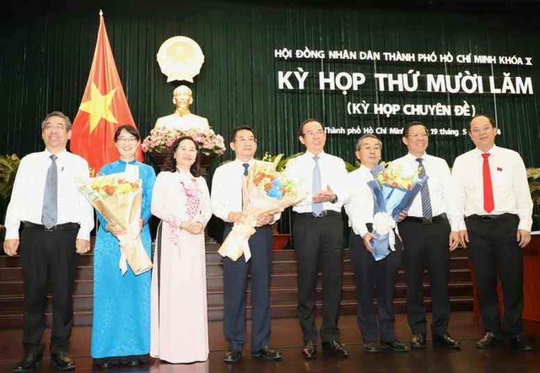 Lãnh đạo TP HCM tặng hoa chúc mừng ông Dương Ngọc Hải (thứ 4 từ trái sang), bà Trần Thị Diệu Thúy (thứ 2 từ trái sang) - Ảnh: VGP/Vũ Phong
