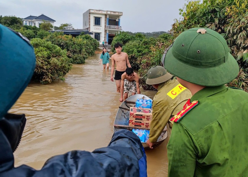 Lực lượng vũ trang giúp người dân vùng lũ tại huyện Lục Nam, Bắc Giang.