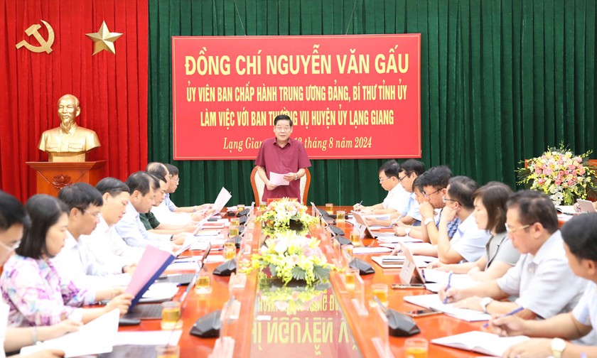 Các đại biểu làm việc với BTV Huyện ủy Lạng Giang.