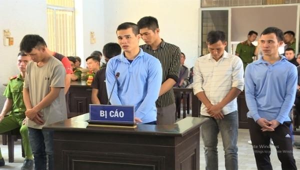 Băng "siêu trộm" tại phiên xử. Ảnh: Công Lý