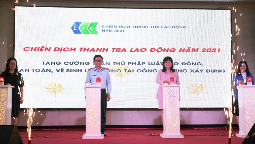 Các đại biểu bấm nút phát động chiến dịch thanh tra lao động năm 2021.