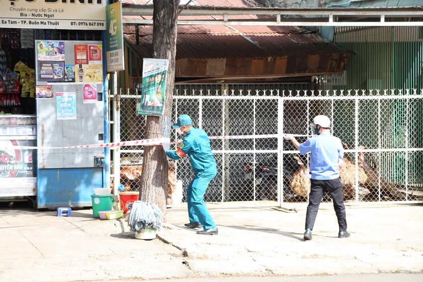 Lực lượng chức năng thực hiện phong tỏa nơi đến của ca dương tính với COVID-19 tại Buôn Ma Thuột