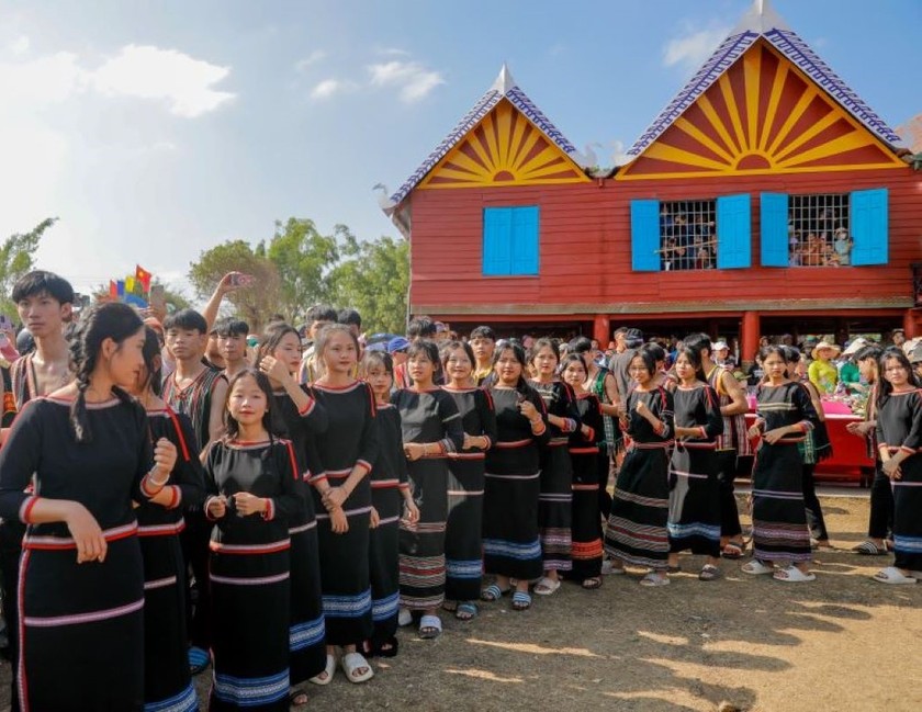 Đồng bào Ê đê vui hội tại huyện Buôn Đôn