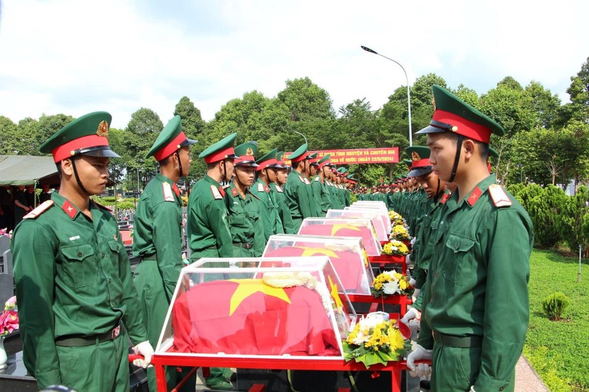 Lễ truy điệu và an táng liệt sĩ tại Nghĩa trang Liệt sĩ tỉnh Đắk Lắk. Ảnh QK5