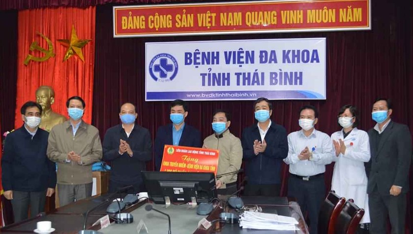 Ông Ngô Đông Hải (người thứ 4 từ phải qua) - Phó Bí thư Thường trực Tỉnh ủy cùng lãnh đạo Liên đoàn Lao động tỉnh trao quà động viên đội ngũ cán bộ, y bác sỹ làm công tác phòng, chống dịch tại Bệnh viện Đa khoa tỉnh Thái Bình.  Ảnh: CDC Thái Bình.