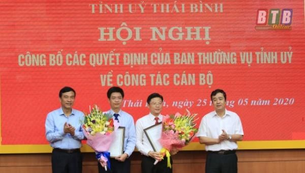 Lãnh đạo tỉnh Thái Bình trao quyết định và tặng hoa chúc mừng hai cán bộ được bổ nhiệm. Ảnh: Thành Tâm/Báo Thái Bình.