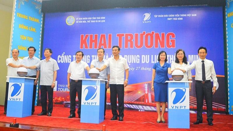 Các đại biểu bấm nút khai trương, vận hành “Cổng thông tin và ứng dụng du lịch thông minh” tỉnh Thái Bình.