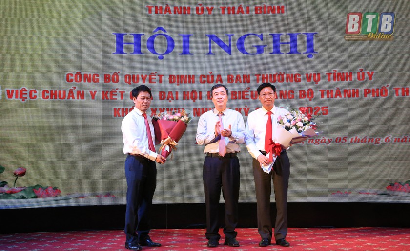 Ông Ngô Đông Hải, Ủy viên dự khuyết Trung ương Đảng, Phó Bí thư thường trực Tỉnh ủy Thái Bình chúc mừng các ông Hoàng Văn Thành và Đinh Gia Dũng.  Ảnh: Thành Tâm/Báo Thái Bình.