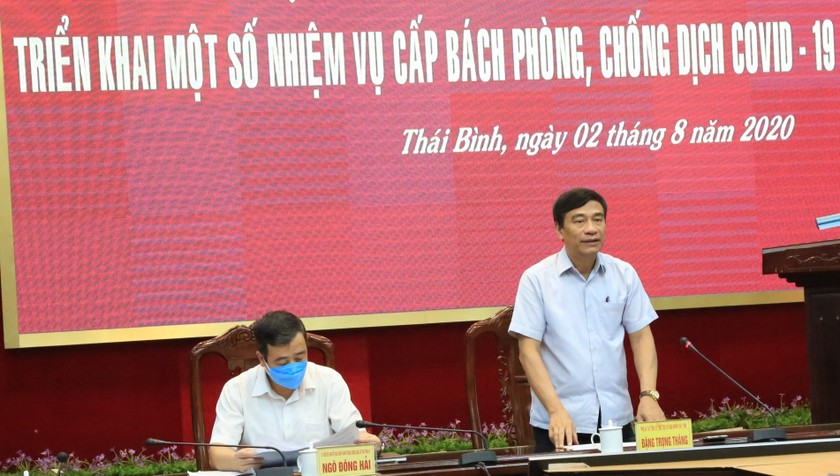 Ông Đặng Trọng Thăng, Phó Bí thư Tỉnh ủy, Chủ tịch UBND tỉnh, Trưởng ban Chỉ đạo phòng, chống dịch Covid-19 tỉnh Thái Bình phát biểu tại cuộc họp. Ảnh: Trung Du.