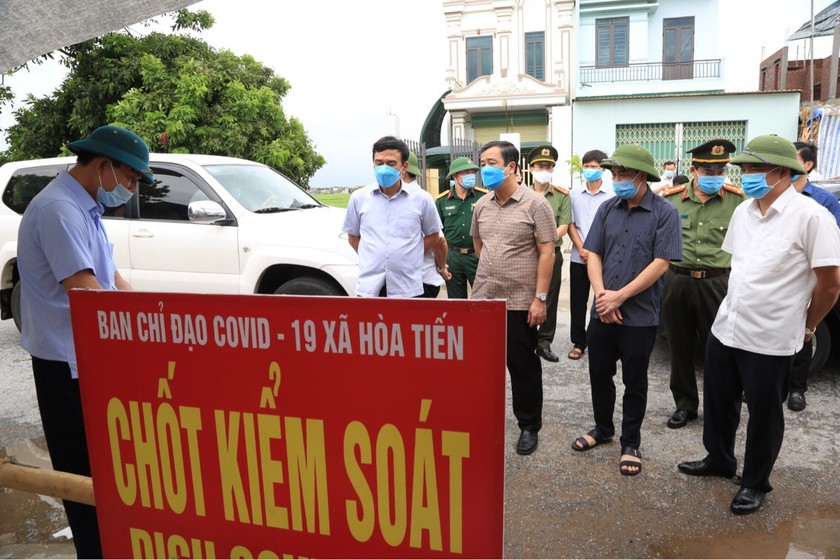 Bí thư Tỉnh ủy Thái Bình Ngô Đông Hải và Chủ tịch UBND tỉnh Đặng Trọng Thăng dẫn đầu đoàn công tác đặc biệt trực tiếp xuống thôn Bùi (xã Hòa Tiến, huyện Hưng Hà) để kiểm tra, chỉ đạo công tác phòng, chống dịch. Ảnh: Trung Du.