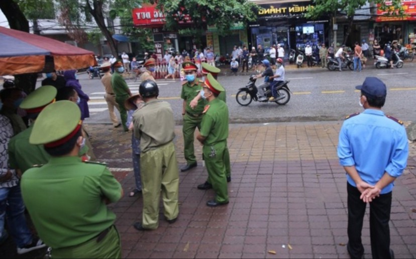 An ninh được thắt chặt, đông đảo người dân hiếu kỳ tập trung theo dõi thông tin từ phiên tòa xét xử Đường "Nhuệ". Ảnh: TD.