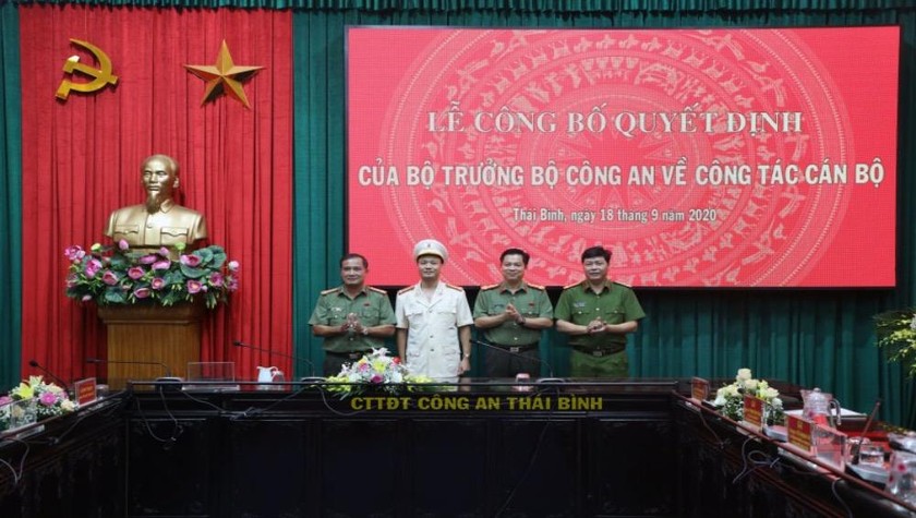 Đại tá Nguyễn Thanh Trường, Giám đốc Công an tỉnh Thái Bình cùng ban lãnh đạo chúc mừng Thượng tá Nguyễn Quốc Vương, tân Phó Giám đốc Công an tỉnh Thái Bình. Ảnh: Cổng TTĐT Công an tỉnh Thái Bình.