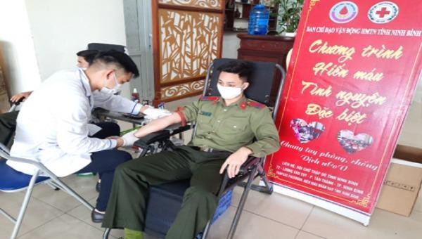 Đã có hơn 1.000 cán bộ, chiến sĩ Công an tỉnh Ninh Bình ham gia chương trình hiến máu.