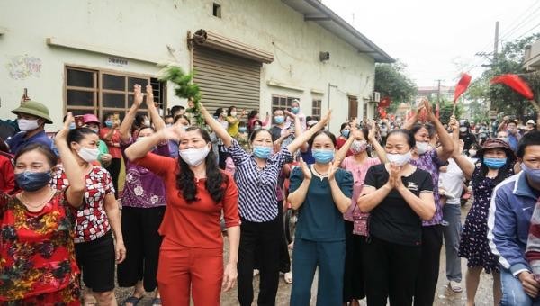 Hưng Yên: Người dân thôn Chí Trung đổ ra đường 'ăn mừng' ngày hết hạn cách ly