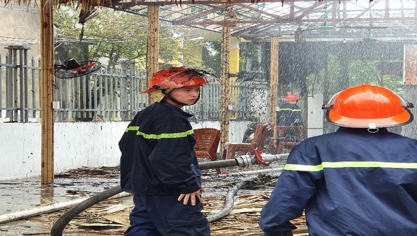 Một nhà hàng ở Ninh Bình cháy rụi giữa trưa