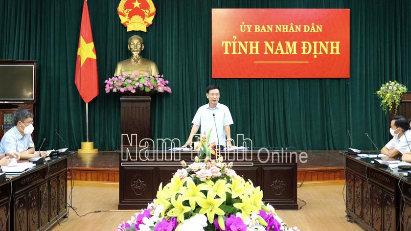 Ông Phạm Đình Nghị, Phó Bí thư Tỉnh ủy, Chủ tịch UBND tỉnh, Trưởng Ban Chỉ đạo phòng, chống dịch COVID-19 tỉnh phát biểu chỉ đạo cuộc họp.