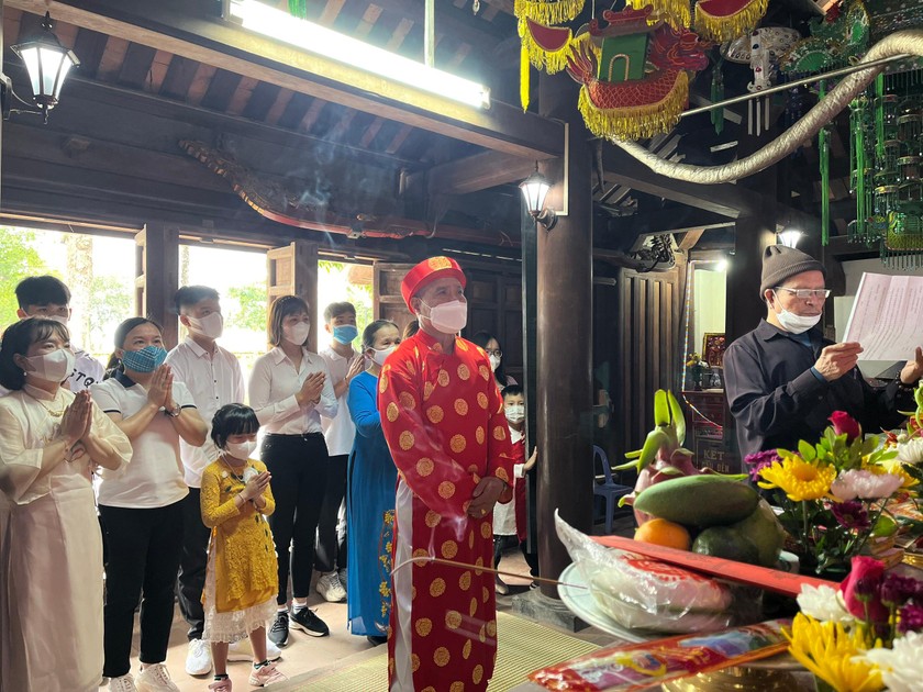 Tại lễ “Yến lão”, cụ ông được rước lên Chùa Keo trong dâng hương Đức Phật, Đức Thánh Tổ.