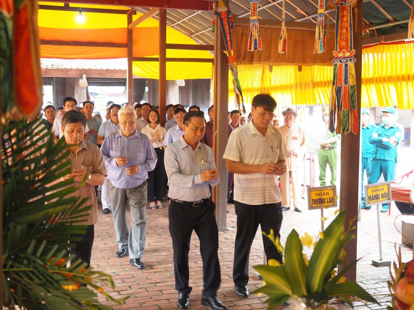 Ông Bùi Văn Hảo - Bí thư Huyện ủy Xuân Trường cùng đại diện các phòng, ban thuộc Huyện ủy, UBND dâng hương tại chùa.