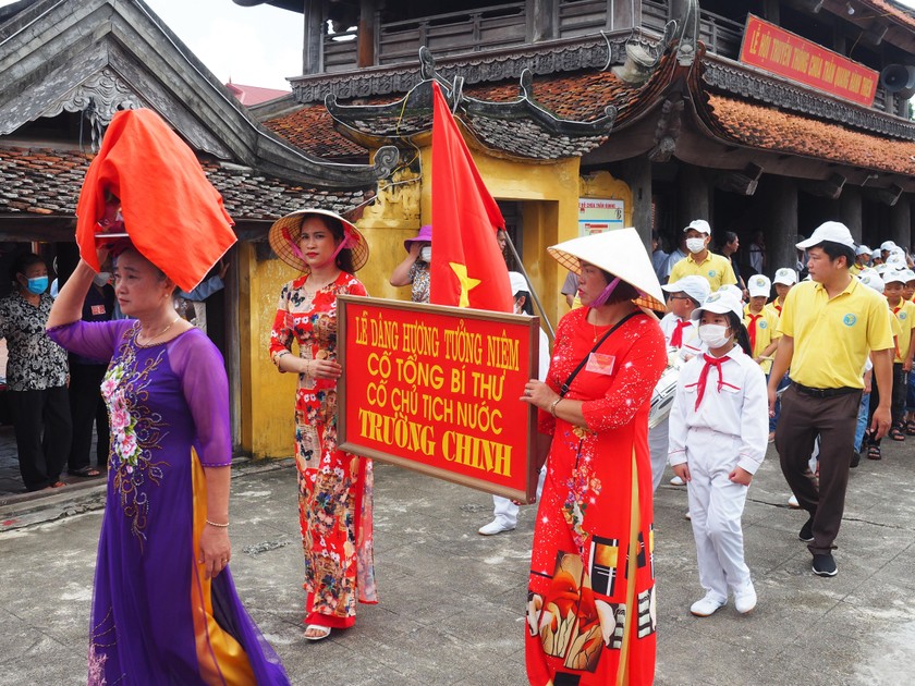 Trong khuôn khổ lễ hội, người dân Xuân Trường cũng tổ chức lễ dâng hương tưởng niệm cố Tổng Bí thư Trường Chinh.