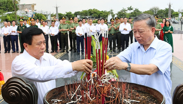 Đại tướng Tô Lâm dâng hương tưởng nhớ Tổng Bí thư Trường Chinh