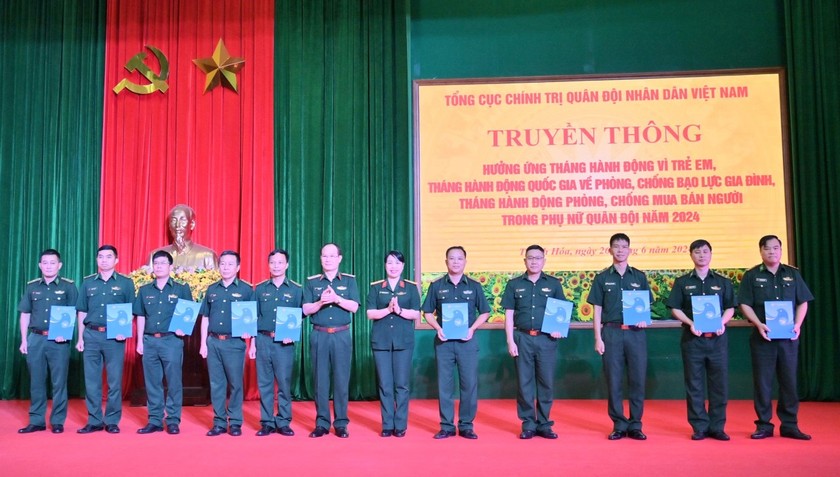 Thiếu tướng Trần Duy Hòa và Đại tá Nguyễn Thị Thu Hiền tặng quà cho CBCS có thành tích xuất sắc trong đấu tranh phòng, chống mua bán người