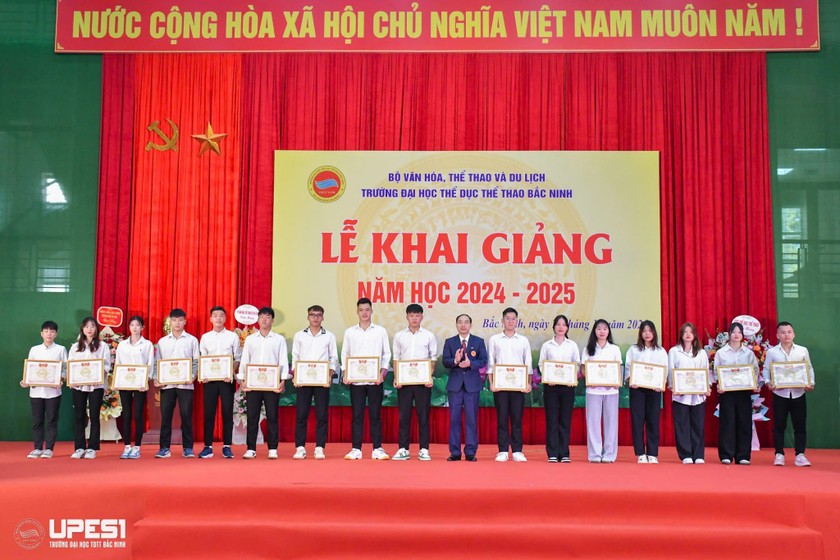 NGƯT.PGS.TS Đặng Văn Dũng - Phó Hiệu trưởng Nhà trường trao giấy khen cho các sinh viên có thành tích xuất sắc trong năm học vừa qua.