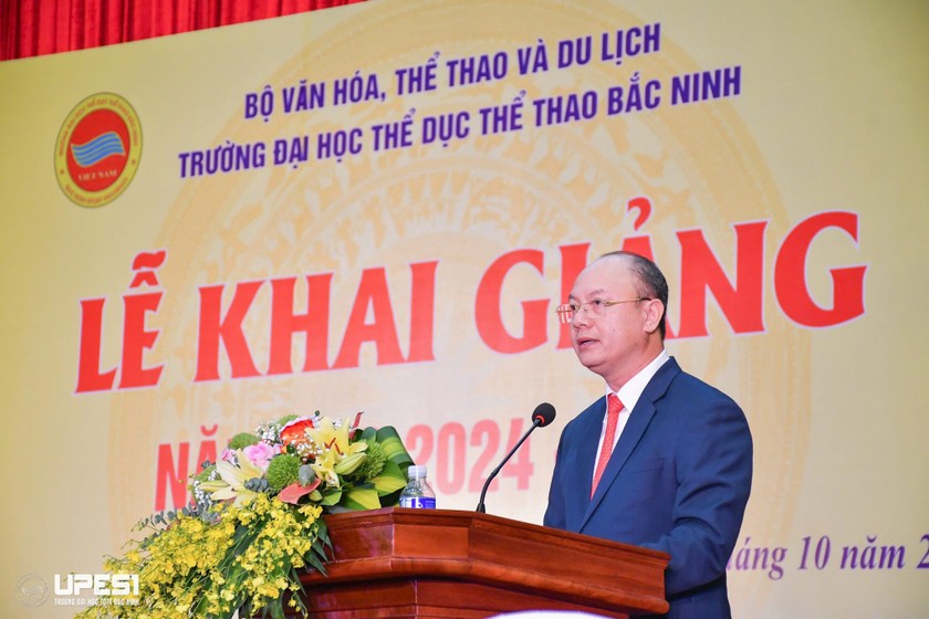 NGƯT.PGS.TS. Nguyễn Văn Phúc - Bí thư Đảng ủy, Hiệu trưởng đọc diễn văn Khai giảng năm học mới.