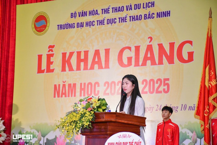 Hoa khôi bóng đá nữ Nguyễn Thị Thanh Nhã cho biết, cô vinh dự khi được trở thành tân sinh viên của trường.