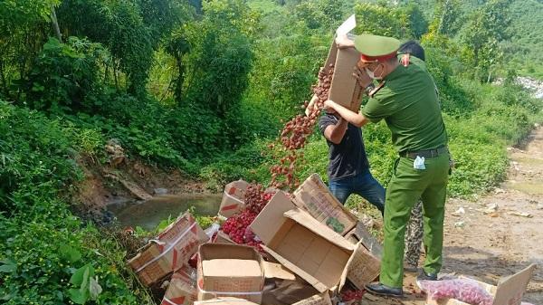 Lực lượng chức năng tiến hành tiêu hủy hàng hóa không rõ nguồn gốc xuất xứ. Ảnh: baolaocai