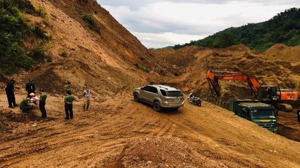 Hiện trường khai thác khoảng sản trái phép tại xã Đồng Tâm. ảnh: Nguyễn Lân