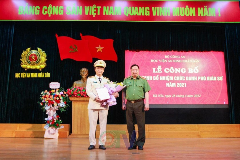 Đại tá Lưu Hồng Quảng - Giám đốc Công an tỉnh Lào Cai được bổ nhiệm chức danh Phó Giáo sư