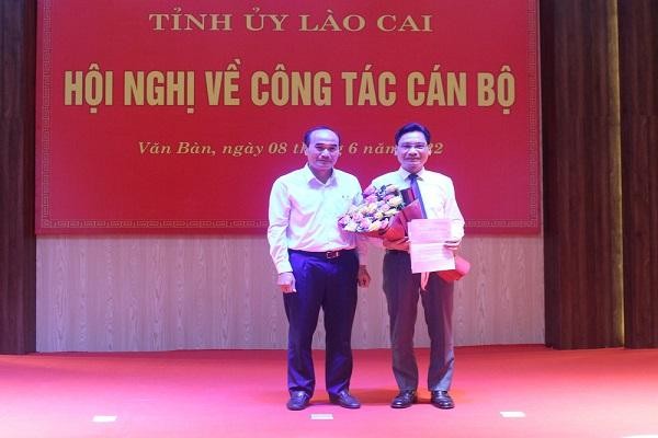 Lãnh đạo tỉnh, huyện tặng hoa chúc mừng đồng chí Phí Công Hoan nhận nhiệm vụ mới