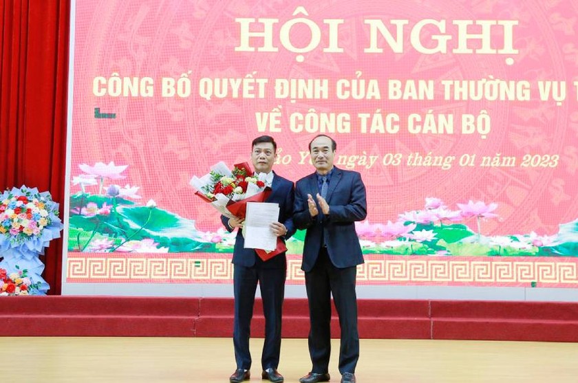 Ông Vũ Xuân Cường, Phó Bí thư Thường trực Tỉnh ủy Lào Cai trao quyết định cho ông Trần Trọng Thông.