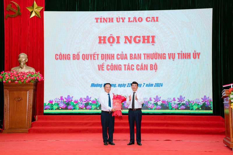 Bí thư Tỉnh ủy Lào Cai Đặng Xuân Phong trao quyết định cho điều động ông Giàng Seo Vần giữ chức Bí thư huyện Mường Khương. 