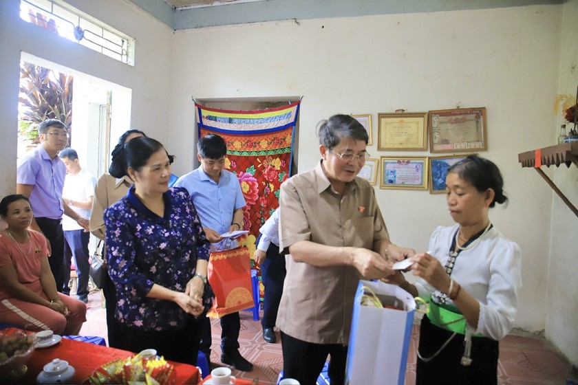 Phó Chủ tịch Quốc hội Nguyễn Đức Hải thăm và tặng quà các thương binh, gia đình liệt sĩ ở Lai Châu