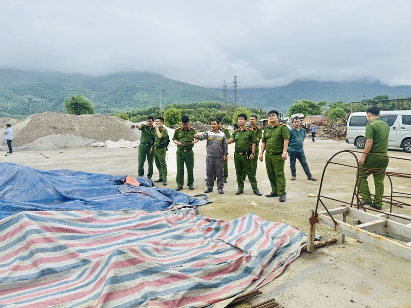 Các lực lượng chức năng khoanh vùng điều tra vụ việc