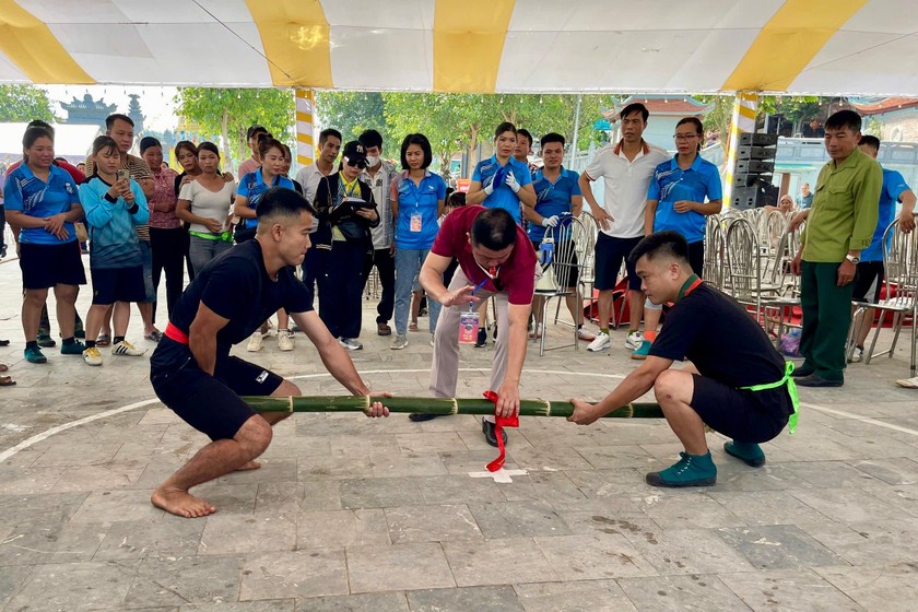 Du khách và người dân tham gia các trò chơi dân gian tại lễ hội (Ảnh: Lê Nam - Huy Hoàng)
