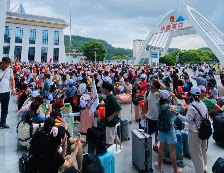 Dù lượng khách đông, trước cửa khẩu ít xảy ra tình trạng chen lấn, an ninh khá tốt, du khách xuất - nhập cảnh an toàn, thuận lợi.