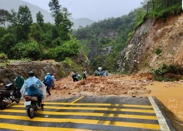 Nhiều điểm sạt lở xuất hiện tại Quốc lộ 4D đoạn qua xã Sơn Bình, huyện Tam Đường khiến các phương tiện tạm thời không thể lưu thông từ Lai Châu sang Sa Pa và ngược lại. (Ảnh: TTXVN)