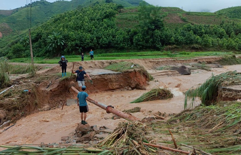 Do mưa to, tuyến đường vào thôn Nậm Tông, xã Nậm Lúc nhiều điểm sạt lở với khối lượng lớn, ngập sâu.